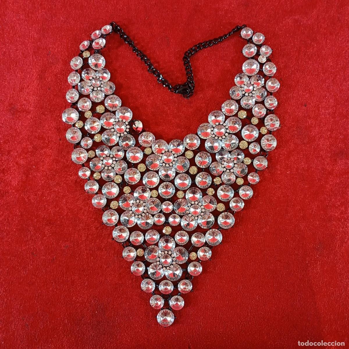 Vintage: COLLAR VINTAGE - ESTILO GARGANTILLA STATEMENT - CON APLIQUES DE CRISTALES BLANCOS Y AMARILLOS - 37