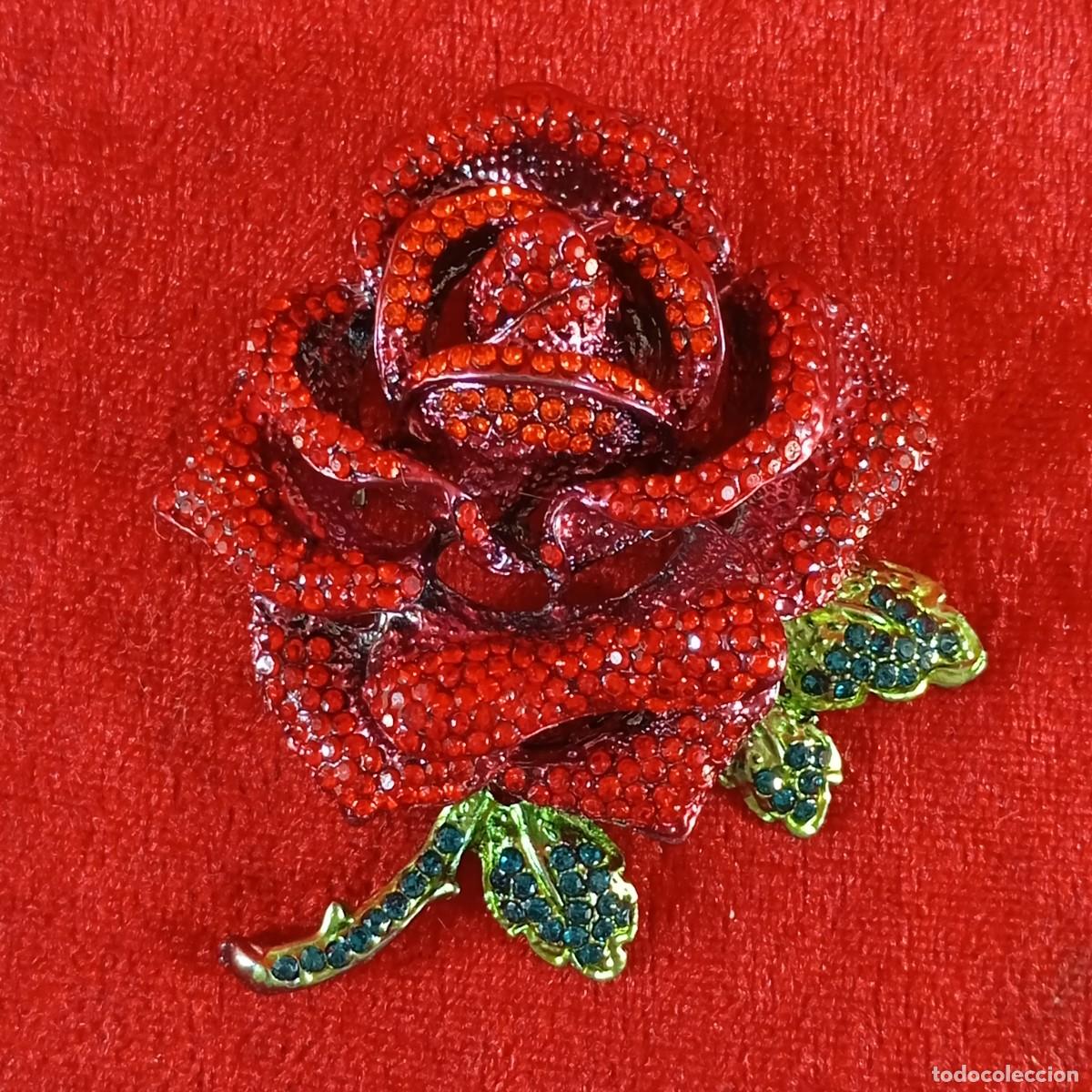 Vintage: BROCHE VINTAGE - EN FORMA DE ROSA ROJA - CON APLIQUE DE CRISTALES - METAL DORADO - 41