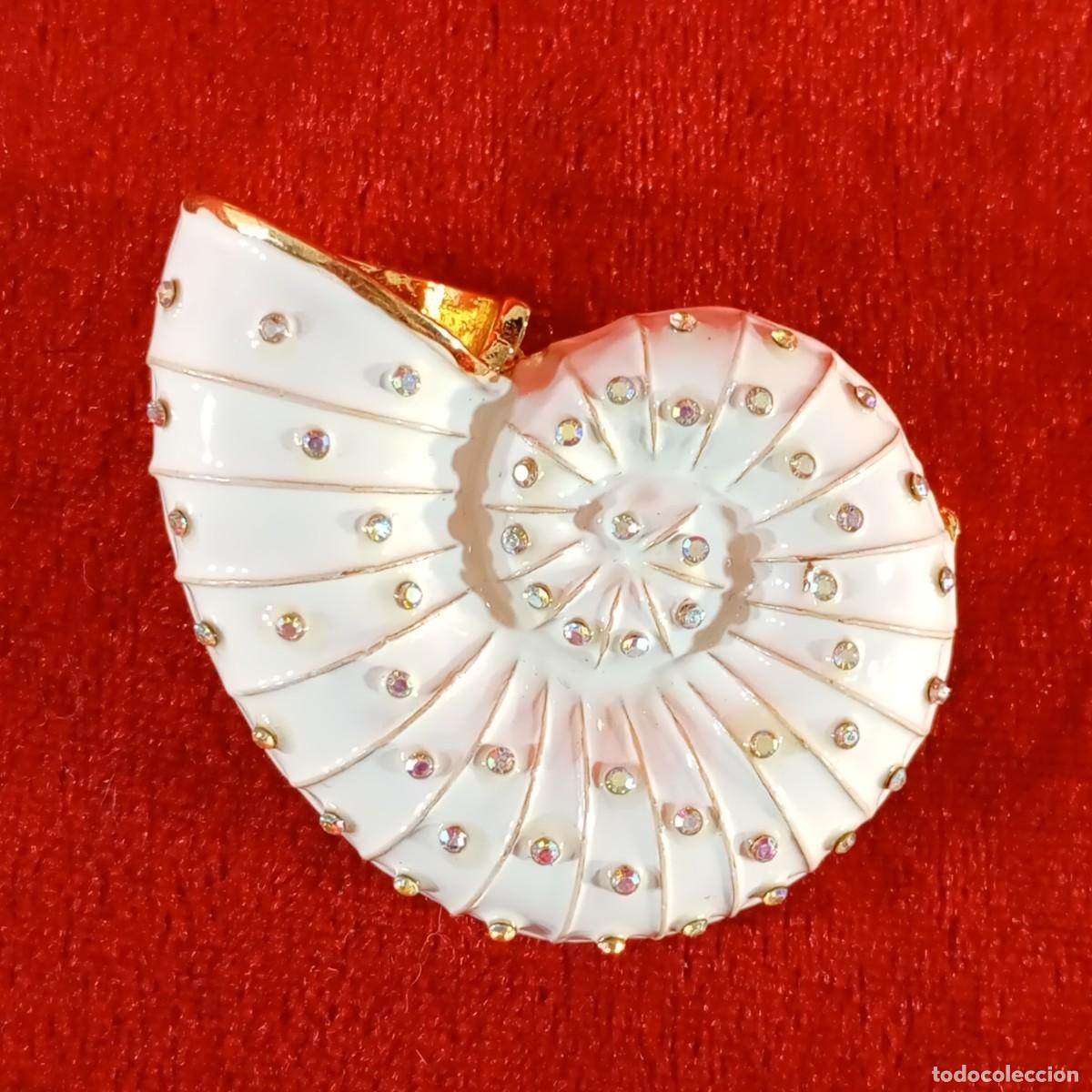 Vintage: BROCHE VINTAGE - EN FORMA DE COCHA DE MAR BLANCA - ESMALTADA CON CRISTALES TRANSPARENTES - 43