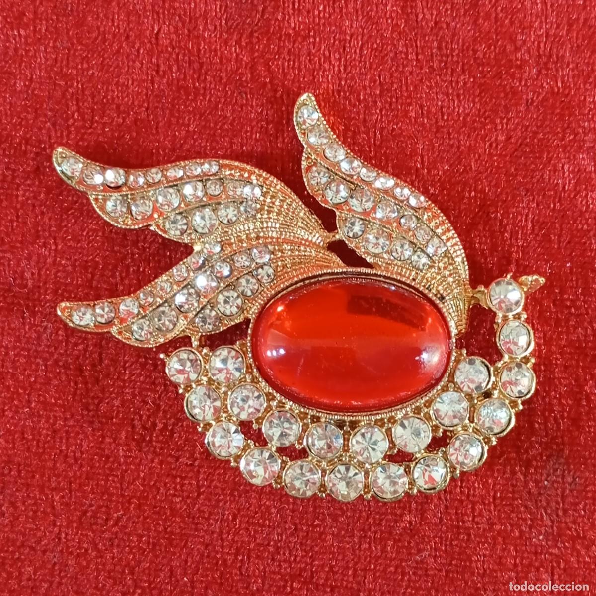 Vintage: BROCHE VINTAGE - EN FORMA DE AVE - CON UNA PIEDRA ROJA EN CORTE OVALO Y CRISTALES TRASNPARENTES - 45