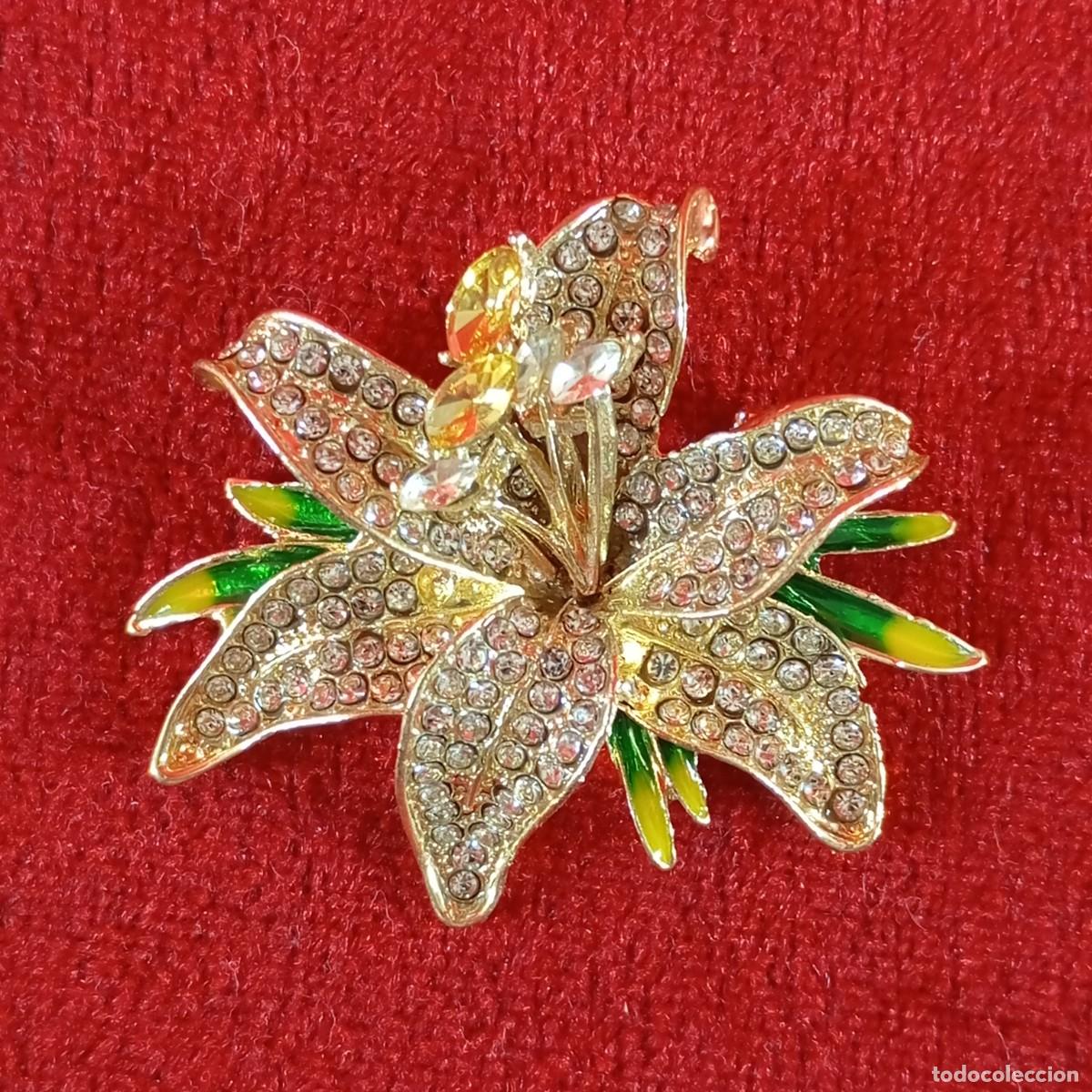 Vintage: BROCHE VINTAGE - EN FORMA DE FLOR DE LIRIO - DORADA - CON APLIQUES DE CRISTALES TRASNPARENTES - 47