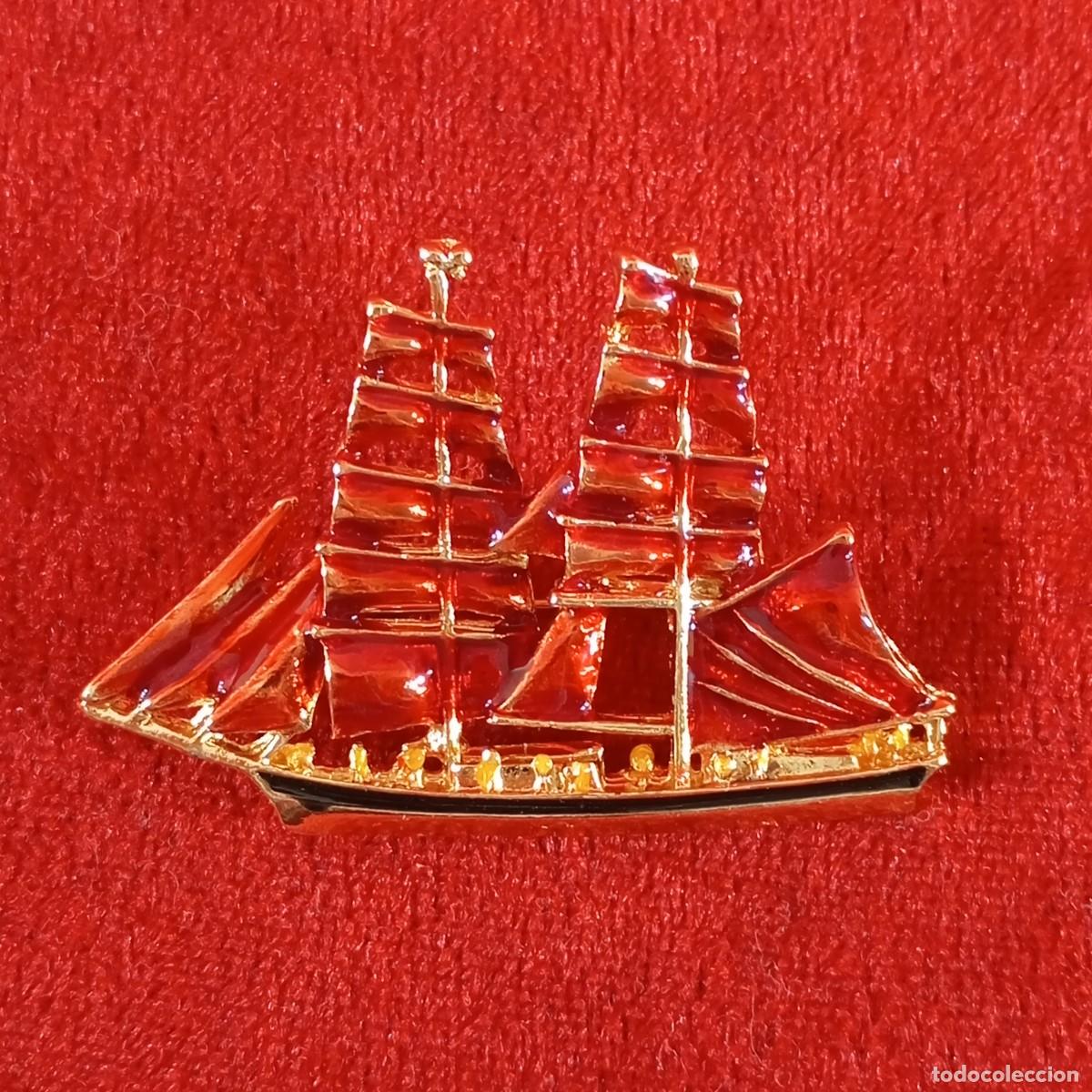 Vintage: BROCHE VINTAGE - EN FORMA DE NAVIO - EN METAL DORADO - ESMALTADO ROJO - 48
