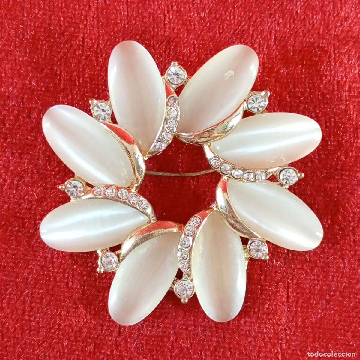Vintage: BROCHE VINTAGE - EN FORMA DE FLOR - CON APLIQUES DE PIEDRAS DE OPALINA Y CRISTALES - DORADO - 54