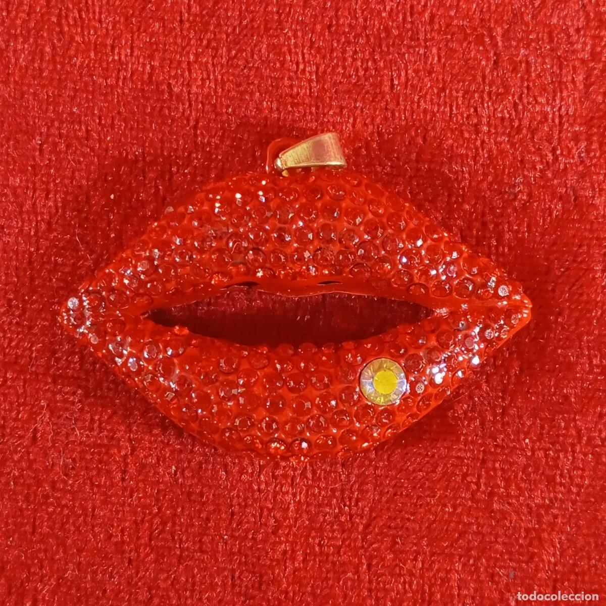 Vintage: COLGANTE VINTAGE - EN FORMA DE LABIOS - CPLIQUES DE CRISTALES ROJOS - EN METAL DORADO - 59