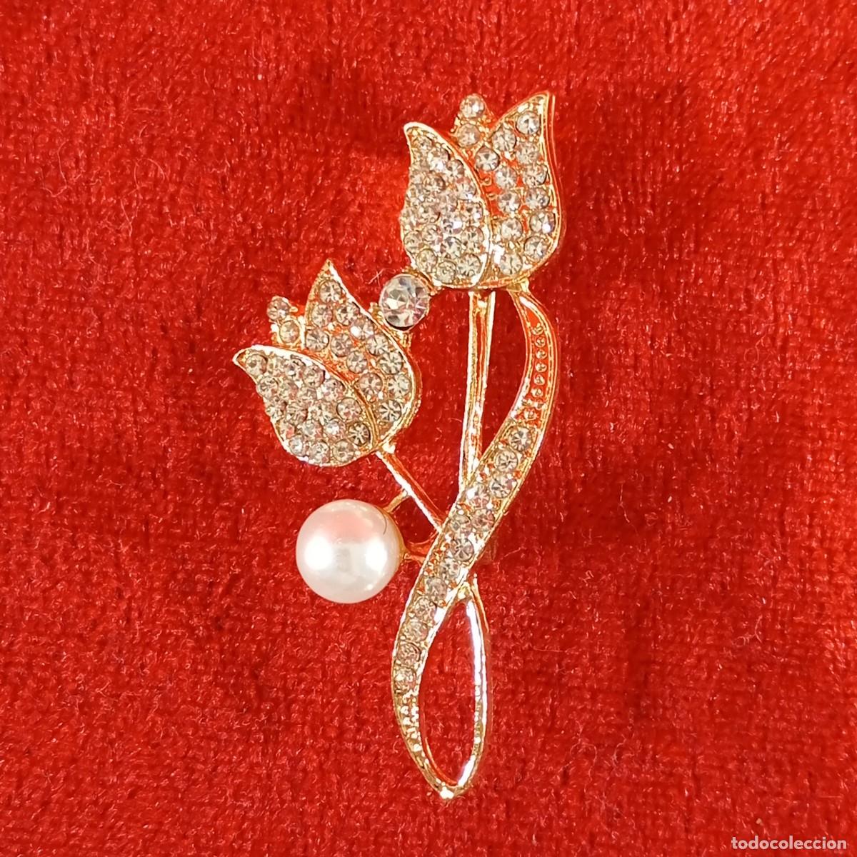 Vintage: BROCHE VINTAGE - EN FORMA DE FLOR - APLIQUES DE CRISTALES Y UNA PERLA - DORADO - 62
