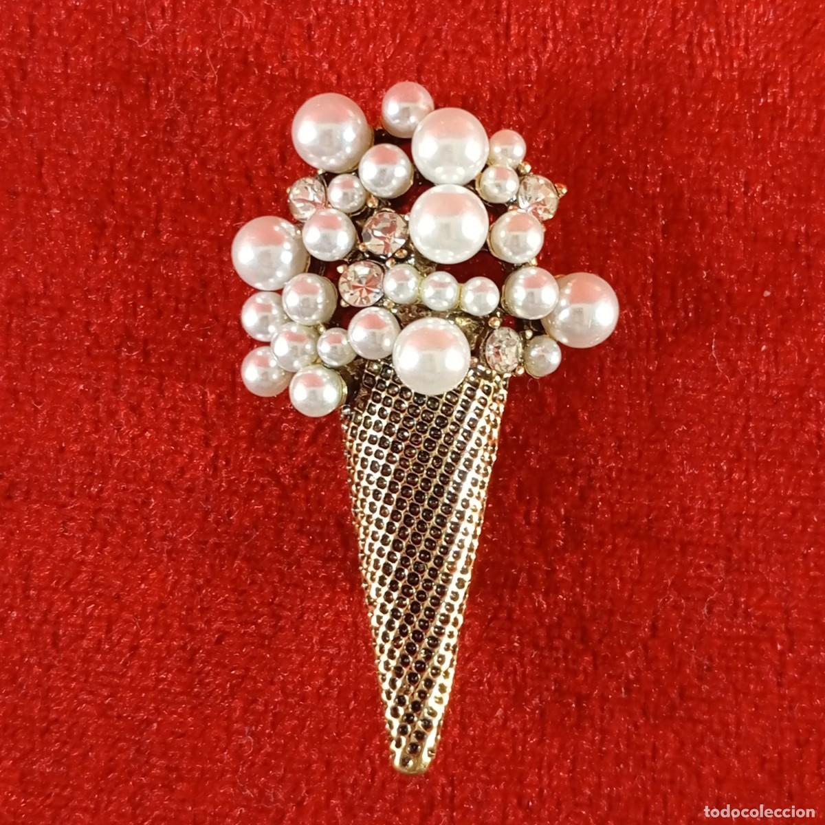 Vintage: BROCHE VINTAGE - EN FORMA DE HELADO - APLIQUES DE CRISTALES Y UNA PERLA - DORADO - 63