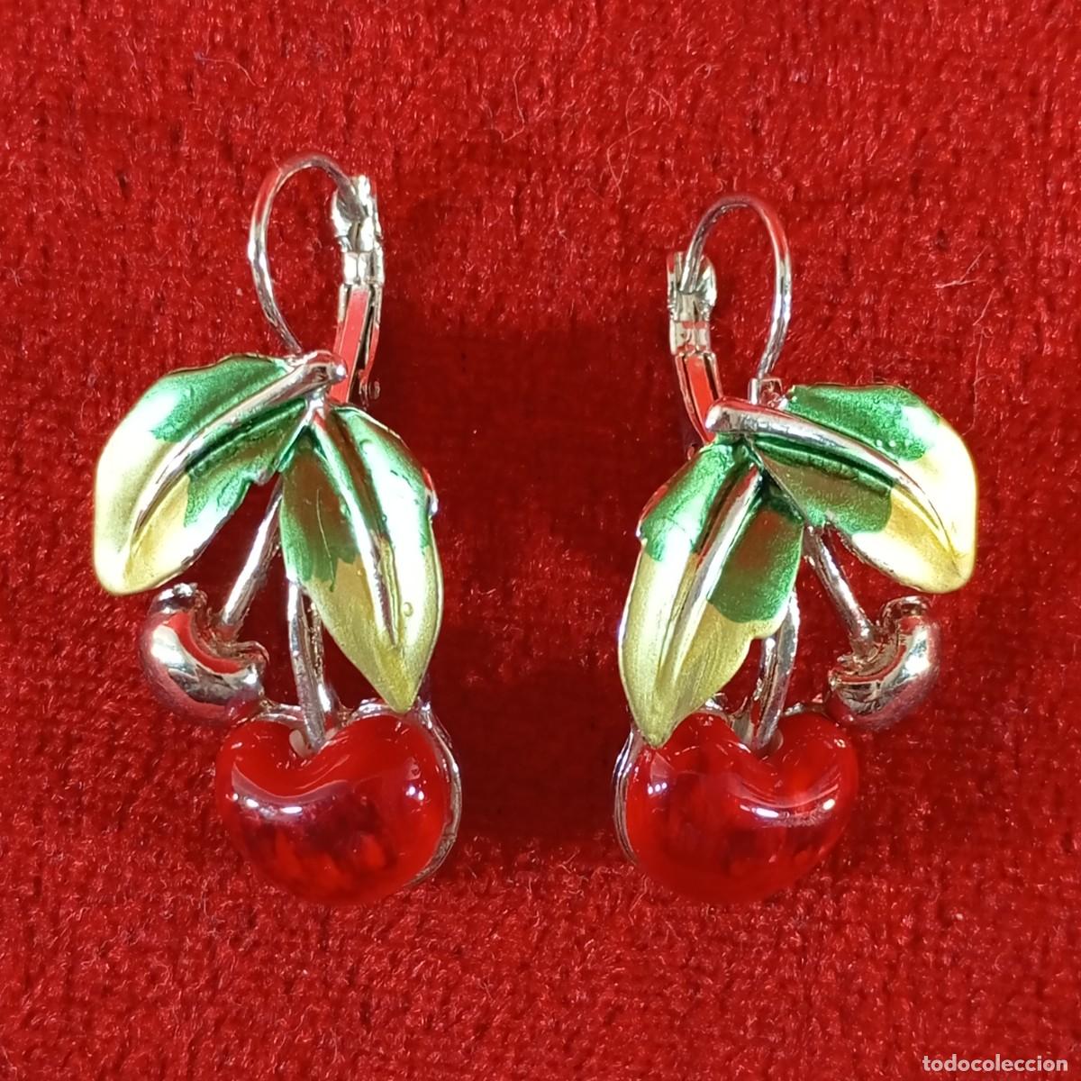 Vintage: PAR DE PENDIENTES VINTAGE - EN FORMA DE CEREZA - ESMALDOS - COLOR PLATA - 64