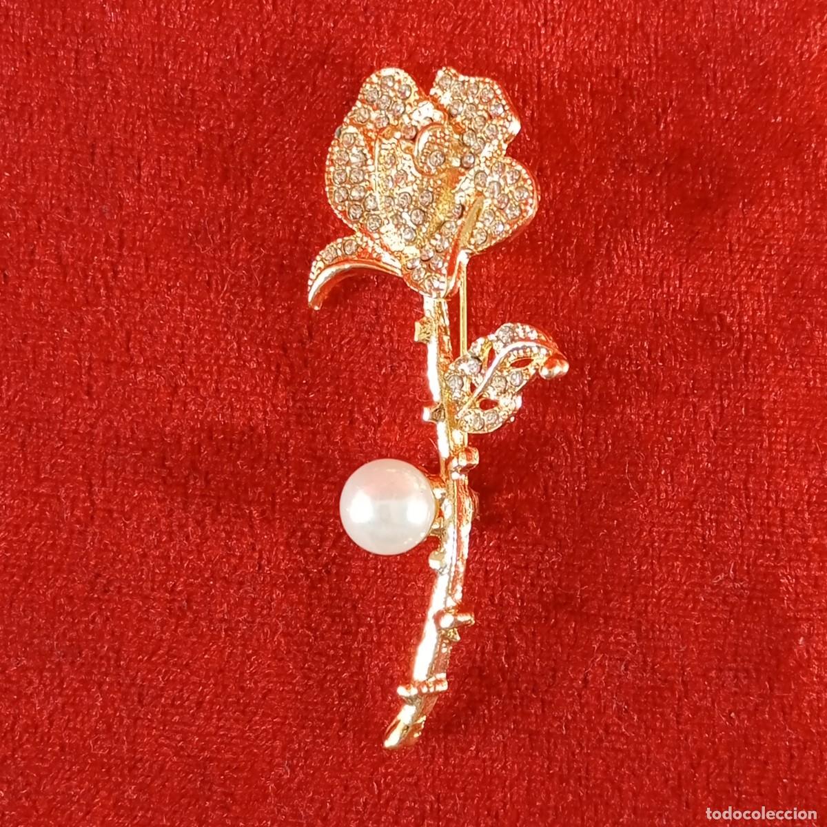 Vintage: BROCHE VINTAGE - EN FORMA DE FLOR - APLIQUES DE CRISTALES Y UNA PERLA - DORADO - 67