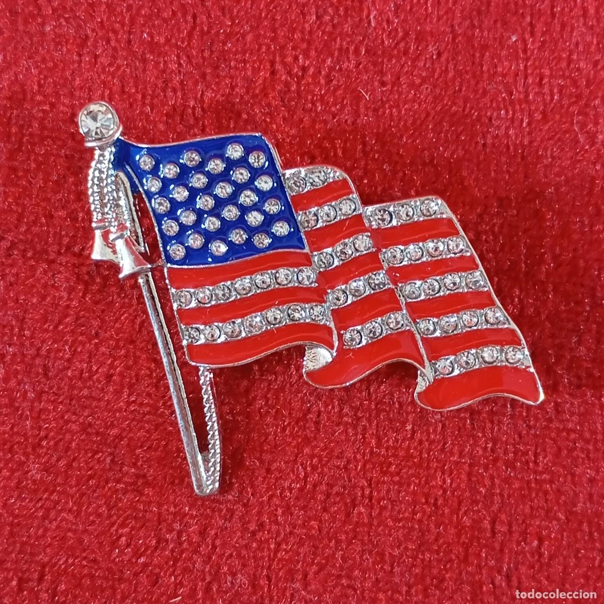 Vintage: BROCHE VINTAGE - BANDERA DE LOS ESTADOS UNIDOS - DORADA - APLIQUES DE CRISTAL TRASPARENTE - 69