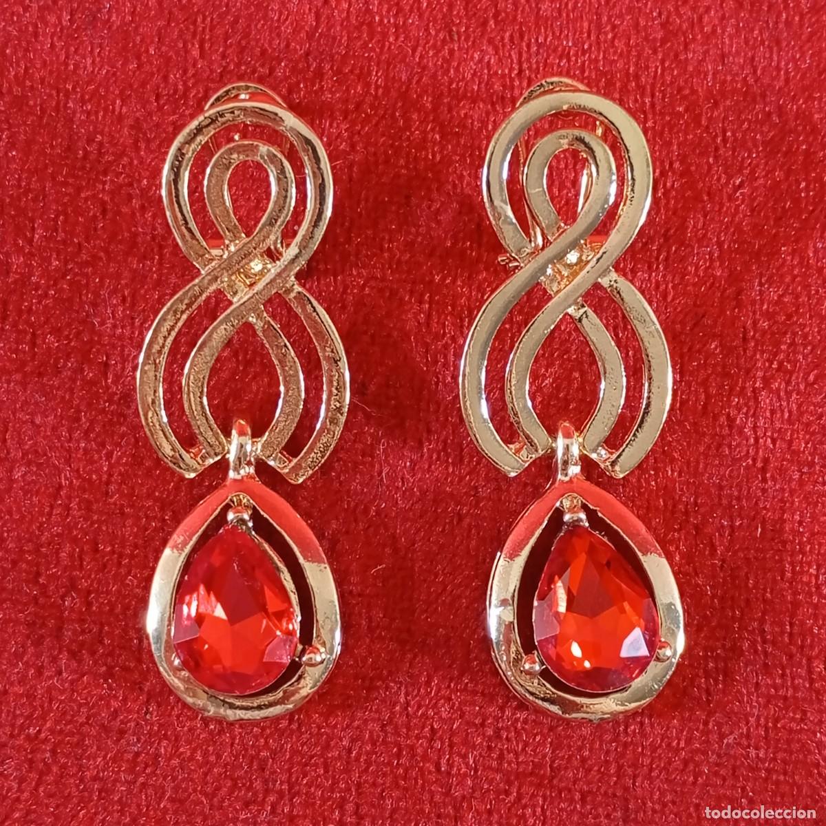 Vintage: PAR DE PENDIENTES - DORADOS - ESTILO CL&Aacute;SICO CON CRISTALES - PIEDRA ROJA EN CORTE LAGRIMA - 70