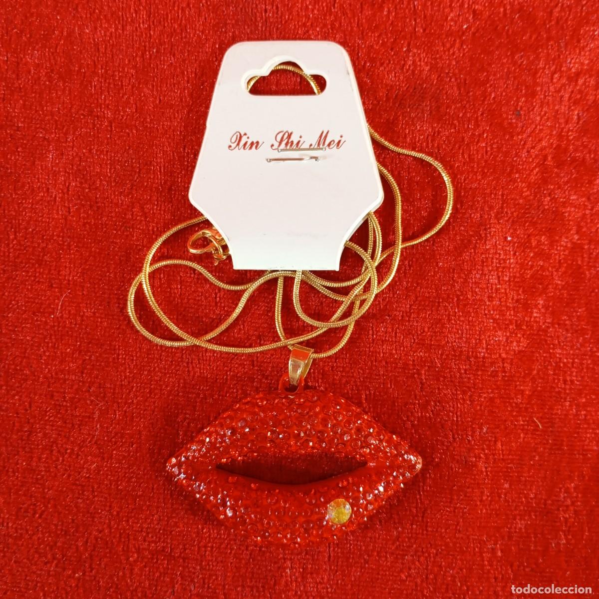 Vintage: COLGANTE VINTAGE - FORMA DE LABIOS - DORADO - APLIQUES DE CRISTAL ROJOS - 71