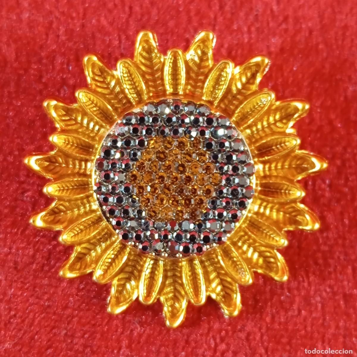 Vintage: BROCHE VINTAGE - EN FORMA DE GIRASOL - DORADO CON APLIQUES DE CRISTALES - 74