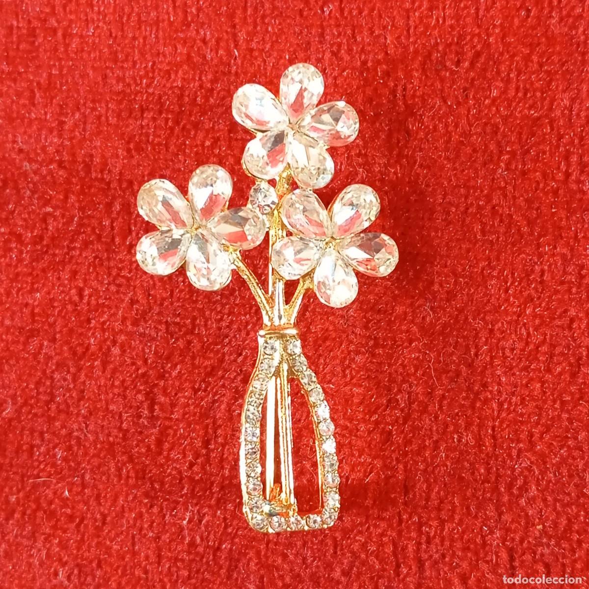Vintage: BROCHE VINTAGE - EN FORMA DE FLORERO CON FLORES - APLIQUES DE CRISTALES TRANSPARENTES - 77