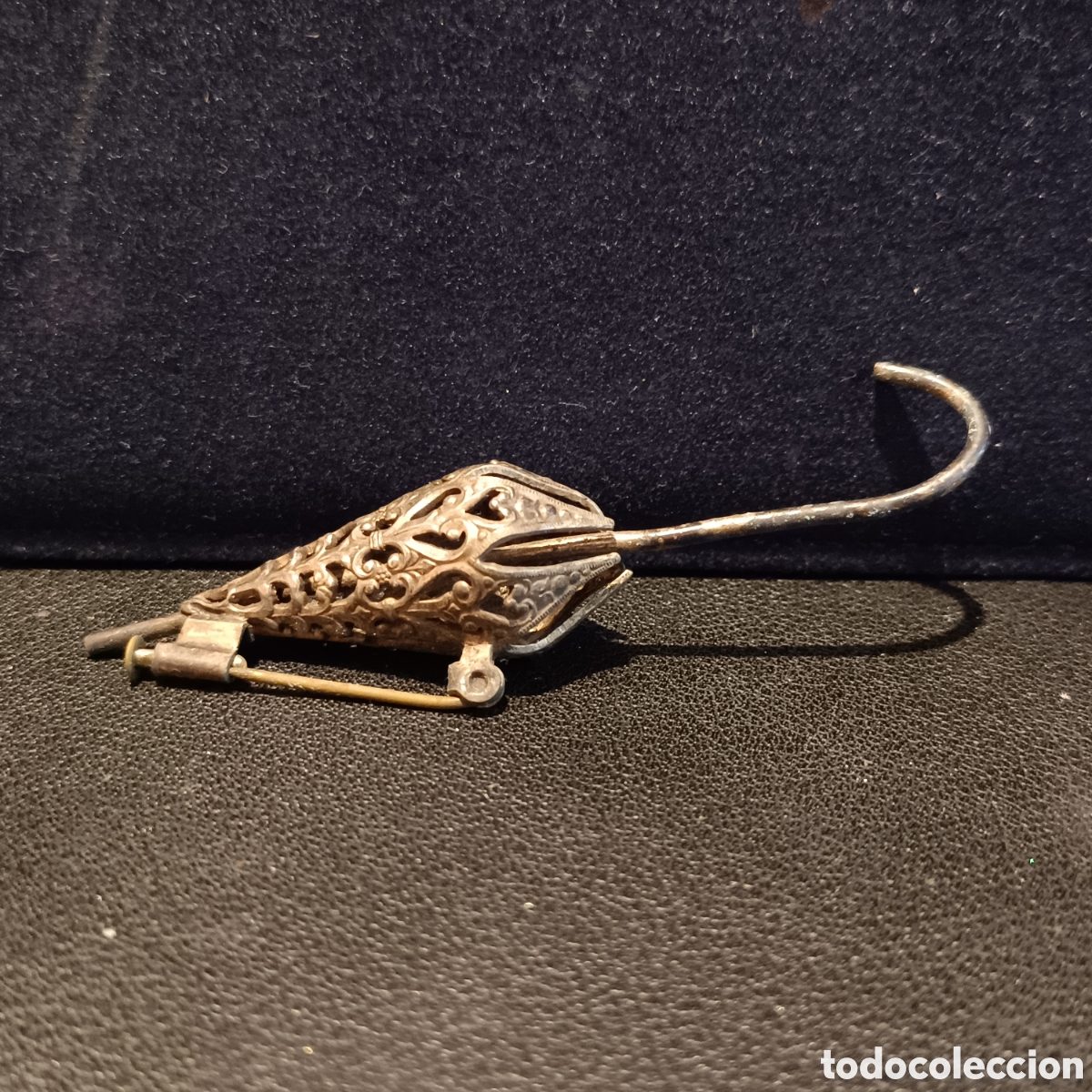 Vintage: Broche vintage de metal con forma de parag&uuml;as.