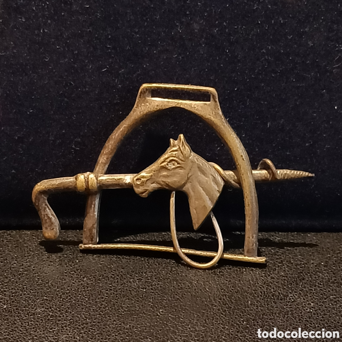 Vintage: Broche con tem&aacute;tica de caballos, fusta, estribo y cabeza de caballo.