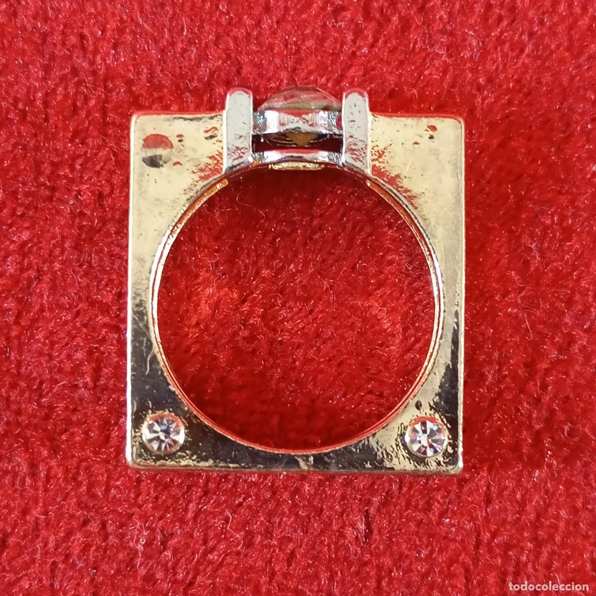 Vintage: ANILLO VINTAGE - COLOR ORO METALICO - FORMA CUDRADA - CON UN CRISTAL EN CORTE BRILLANTE - 80