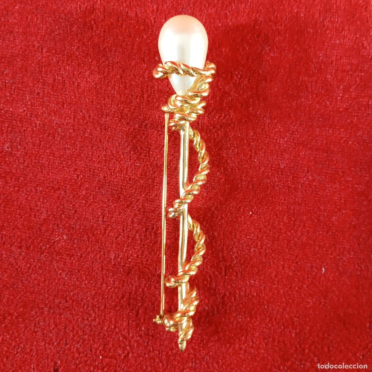 Vintage: BROCHE VINTAGE - COLOR DORADO - FORMA DE BASTON - CON UNA PERLA OVALADA EN LA PARTE SUPERIOR - 81