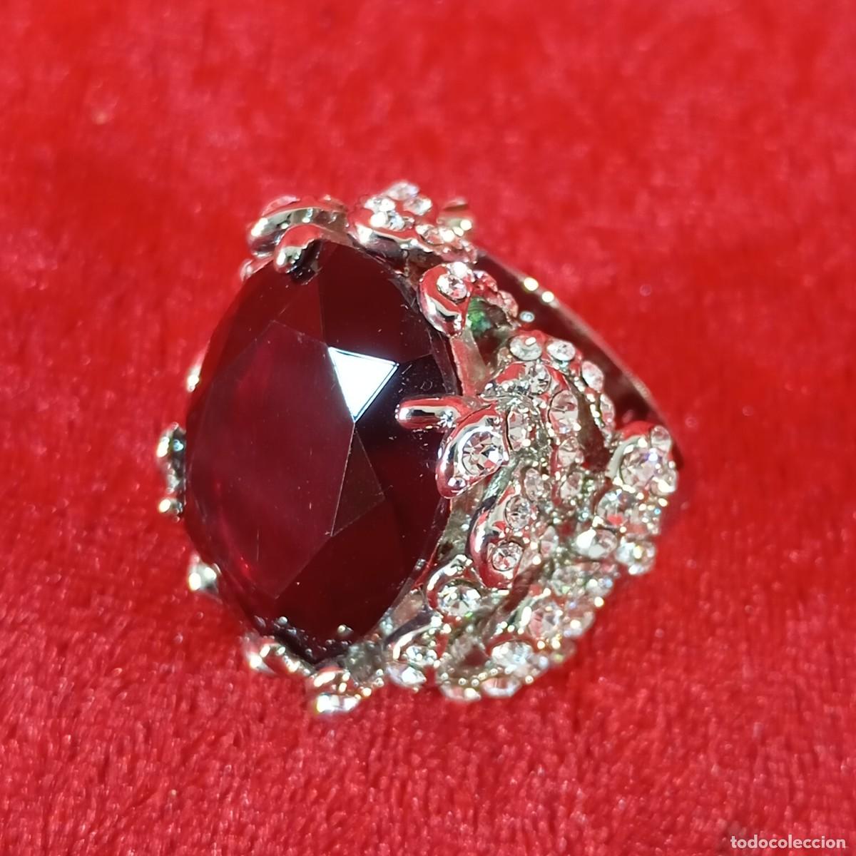 Vintage: ANILLO VINTAGE - COLOR PLATINO - CON APLIQUES DE CRISTALES Y UNA PIEDRA ROJA EN CORTE OVAL - 82