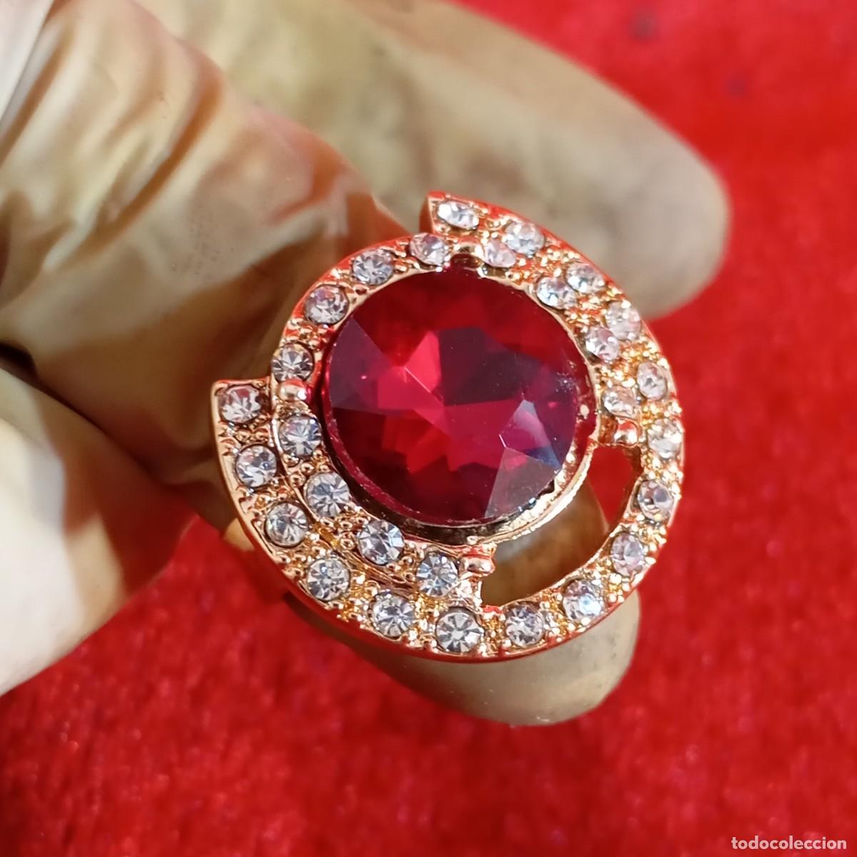 Vintage: ANILLO VINTAGE - DORADO - ELEGANTE - CON APLIQUES DE CRISTALES Y UNA ROJA EN CORTE BRILLANTE - 86
