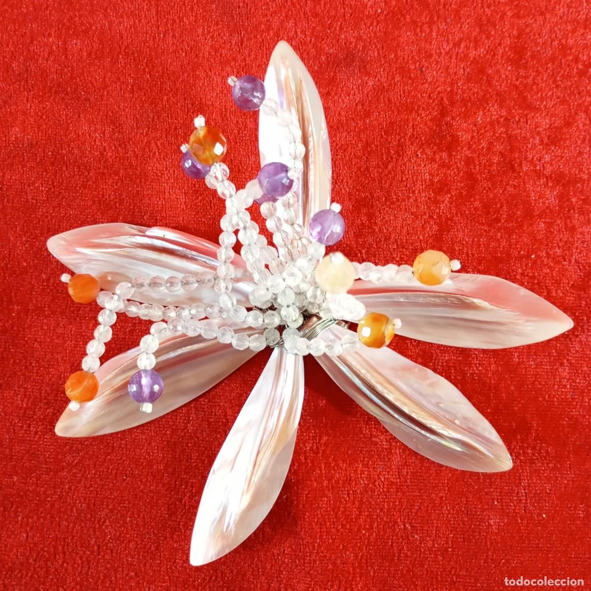 Vintage: BROCHE VINTAGE - EN FORMA DE FLOR - ARTESANAL - CON PETALOS DE N&Aacute;CAR Y CUENTAS DE CRISTAL - 88