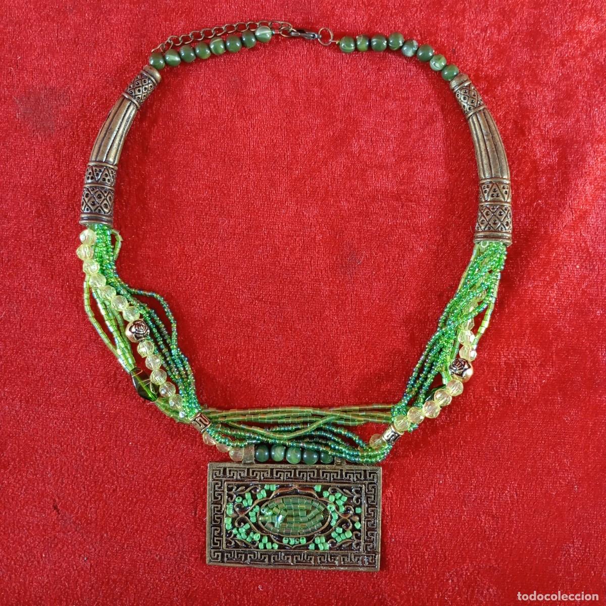 Vintage: COLLAR VINTAGE - ESTILO BOHEMIO - CON APLIQUES DE CUENTAS EN TODOS VERDES Y PLACA METALICA - 92