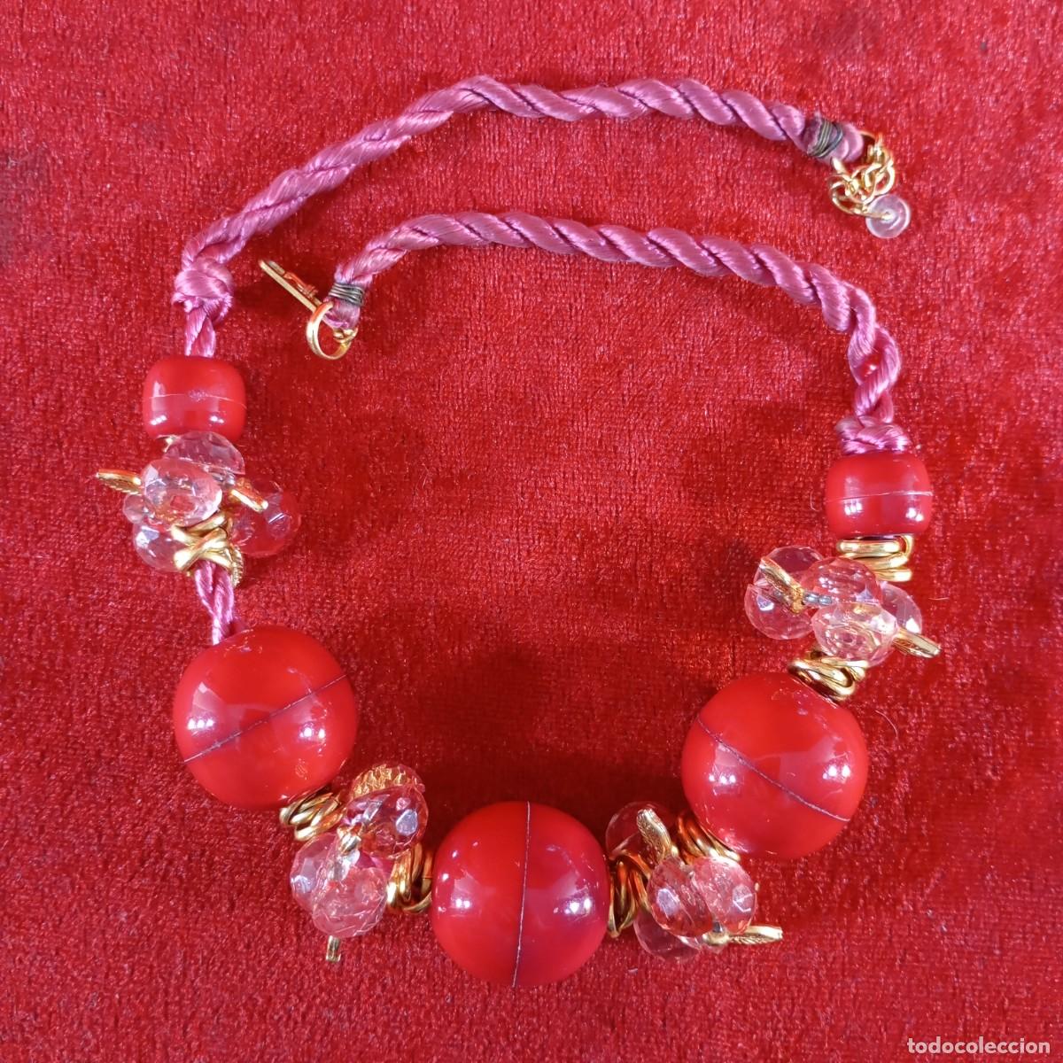 Vintage: COLLAR VINTAGE - ESTILO ARTESANAL - CON CUETAS ROJAS, FACETADAS Y CON APLIQUES EN DORADO - 98