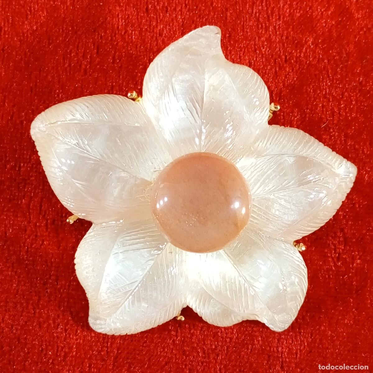 Vintage: BROCHE VINTAGE - EN FORMA DE FLOR CON PETALOS TALLADOS EN N&Aacute;CAR Y UNA PIEDRA CENTRAL EN CORAL -