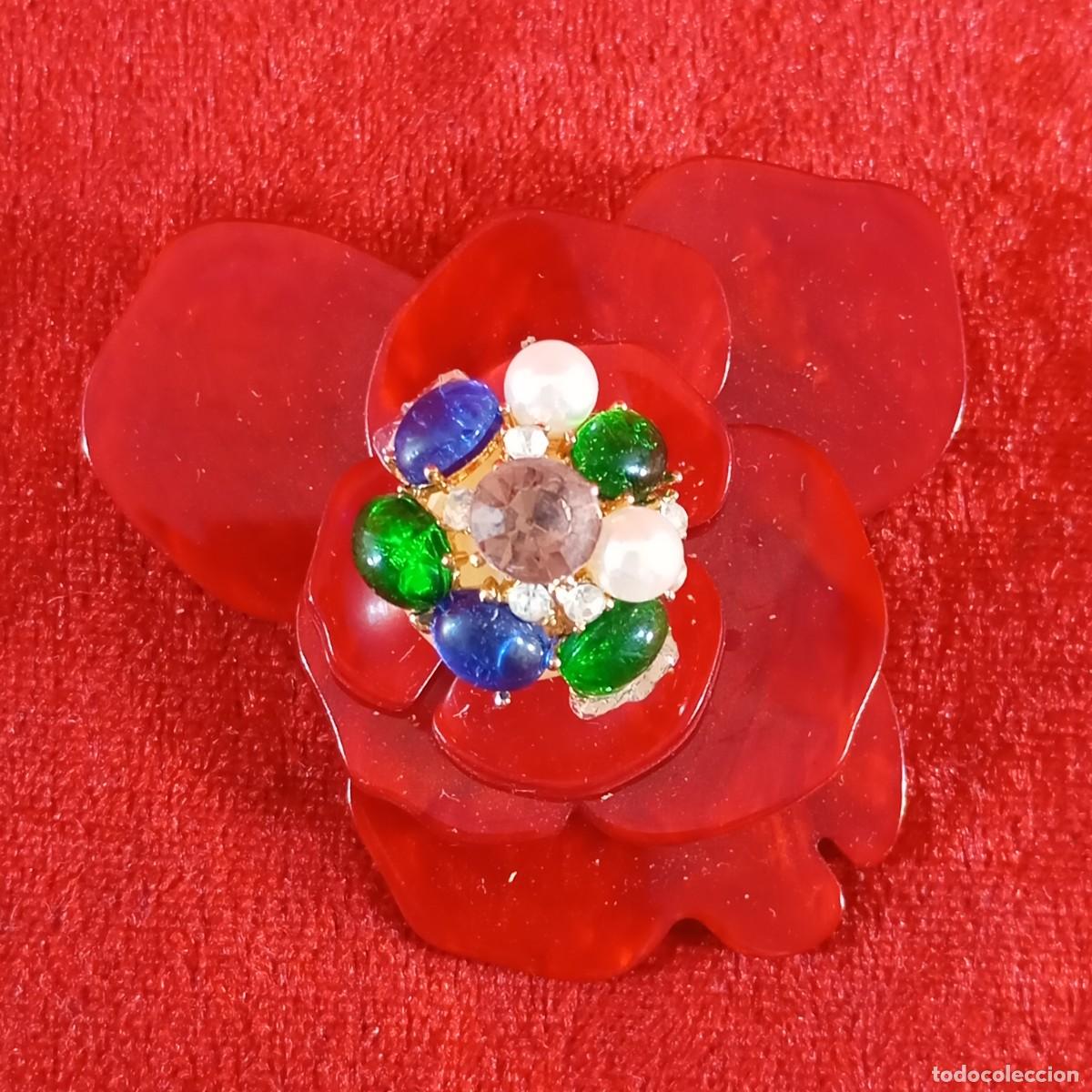 Vintage: BROCHE VINTAGE - EN FORMA DE FLOR CON PETALOS EN N&Aacute;CAR, CRISTALES DE COLOR Y UNA PERLA CENTRAL - 102