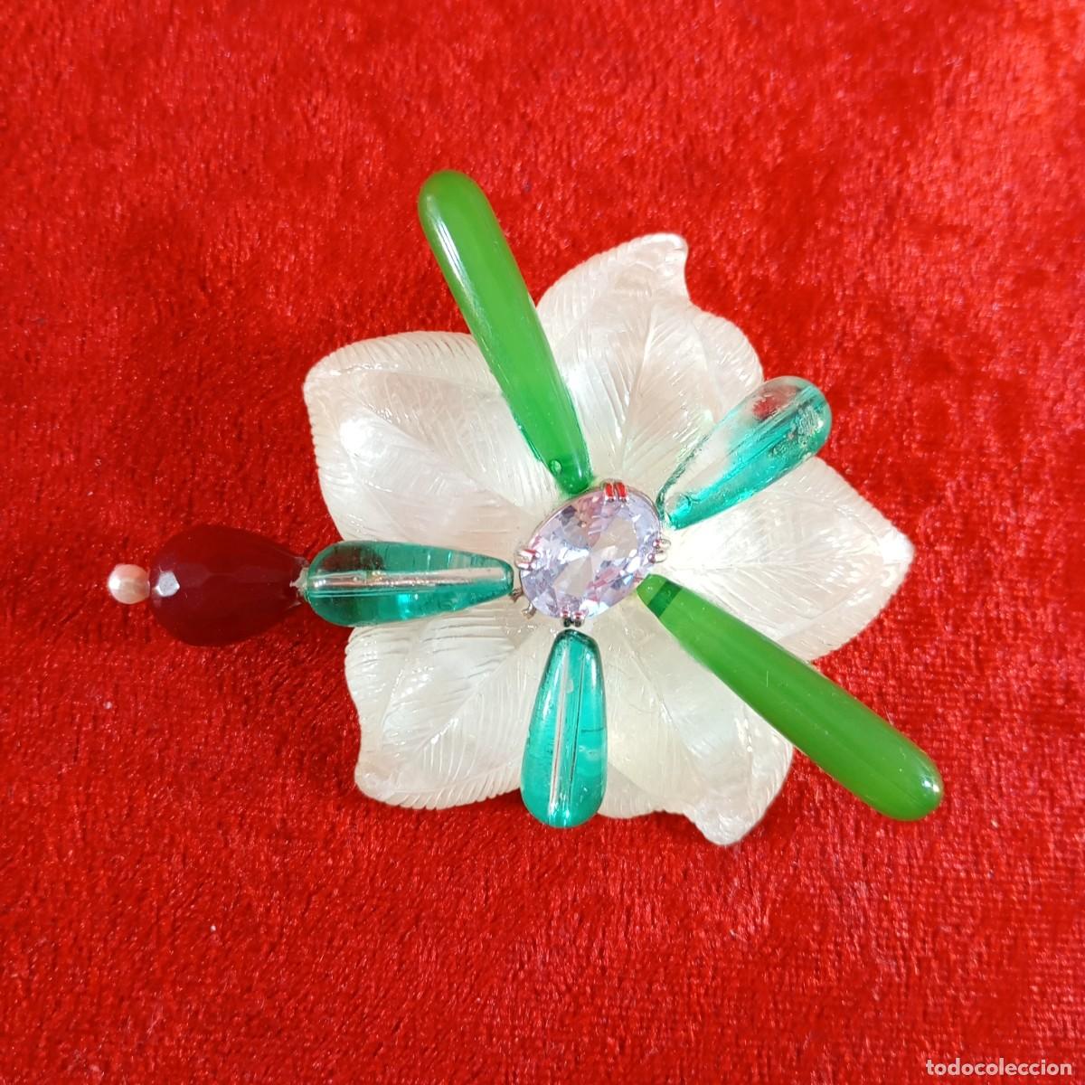 Vintage: BROCHE VINTAGE - EN FORMA DE FLOR CON PETALOS EN N&Aacute;CAR, CUENTAS DE COLOR Y UN CRISTAL CENTRAL - 103