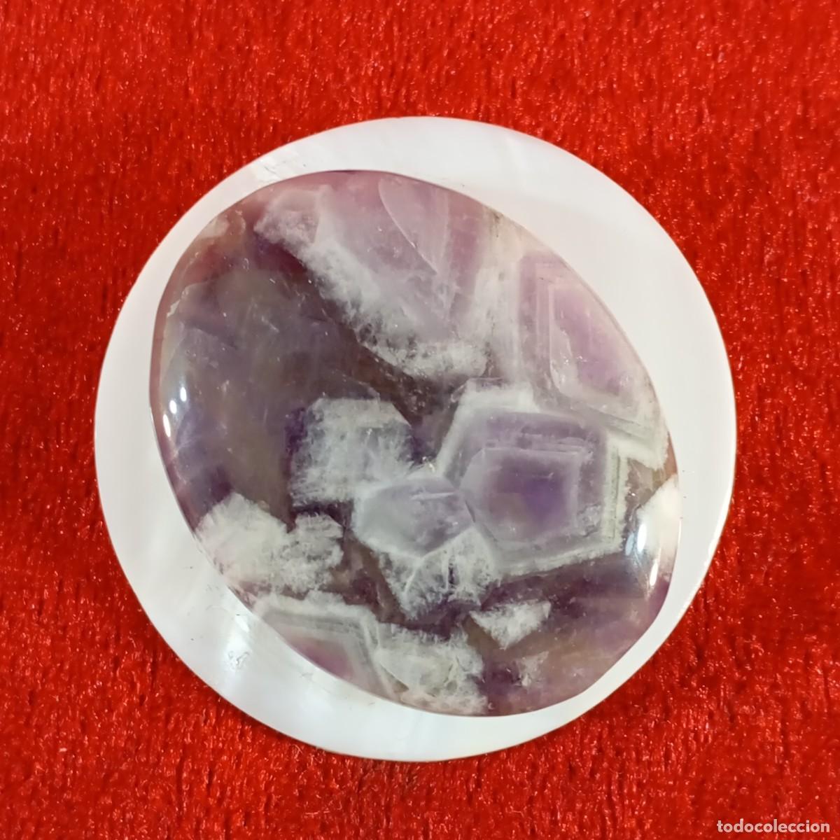 Vintage: BROCHE VINTAGE - CON UNA SUPERFICIE DE N&Aacute;CAR BLANCO Y UNA PIEDRA CENTRAL DE AMATISTA MORADA - 106