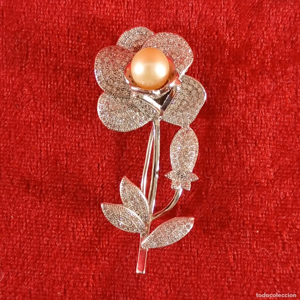 Vintage: BROCHE VINTAGE - ELEGANTE - PLATINO CON APLIQUES DE CRISTAL Y UNA PERLA EN LA PARTE CENTRAL - 107