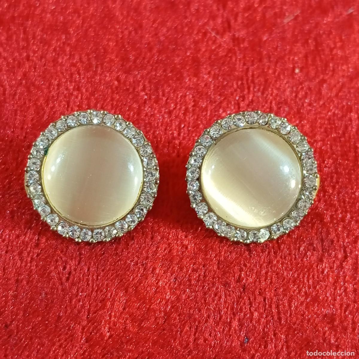 Vintage: PENDIENTES VINTAGE - ELEGANTES - DORADOS - APLIQUES EN CRITAL Y UNA PIEDRA NACARADA CENTRAL - 108