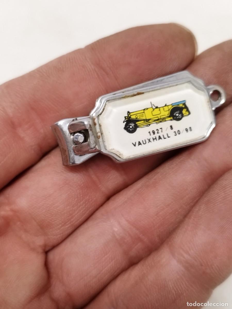 Vintage: Antiguo peque&ntilde;o cortau&ntilde;as con imagen de coche Vauxhall 1927.