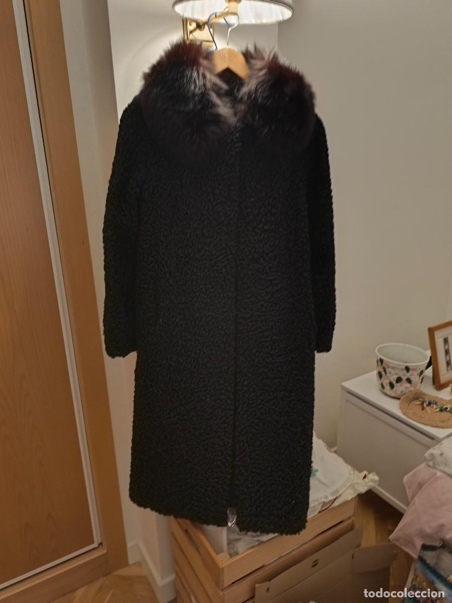 Vintage: Abrigo de piel de Astrac&aacute;n negro, con cuello de zorro. Talla S