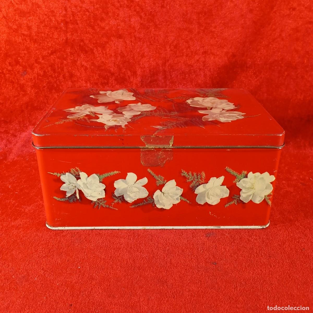Vintage: ANTIGUA CAJA MET&Aacute;LICA - COLA CAO - PERTENECIENTE A LA SERIE &rdquo;FLORES&rdquo; - 21,5 X 15 CM - 35