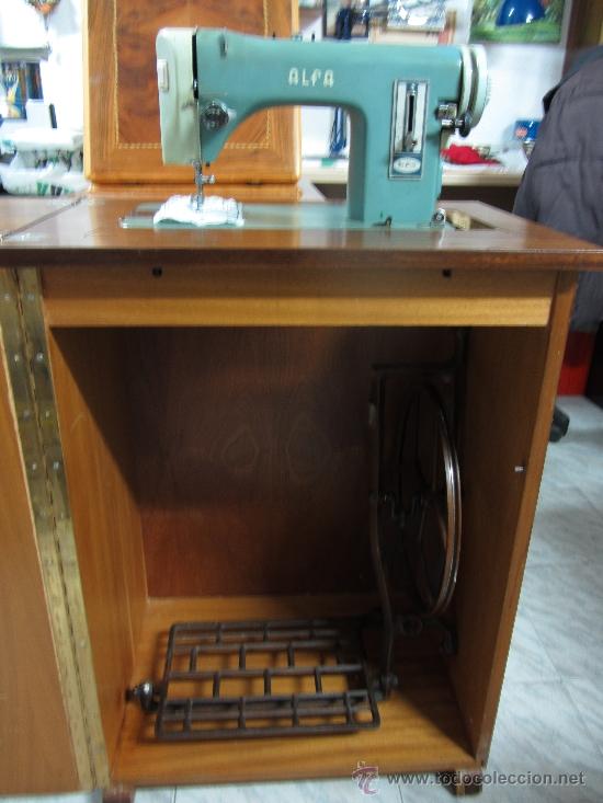 Vintage: MAQUINA DE COSER ALFA. REGALO MUEBLE DE MADERA. GARANTIZADA