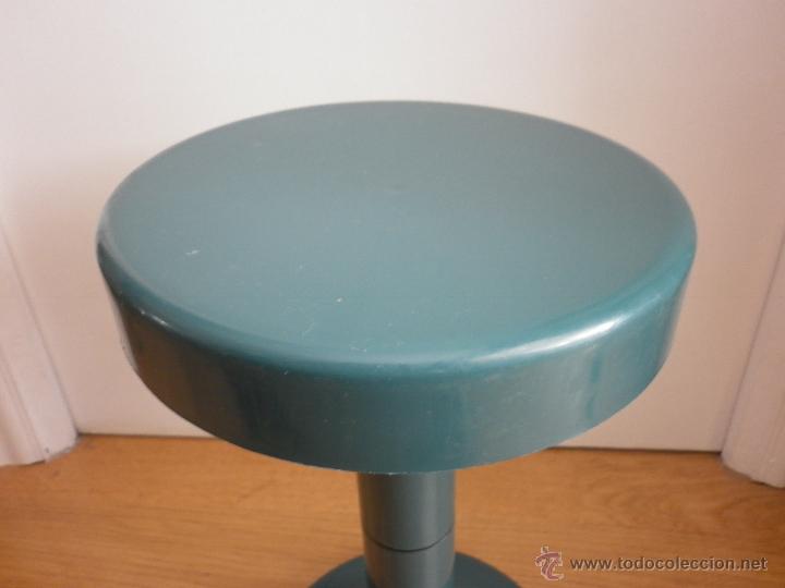 Vintage: TABURETE DE PL&Aacute;STICO A&Ntilde;OS 60 - Foto 2