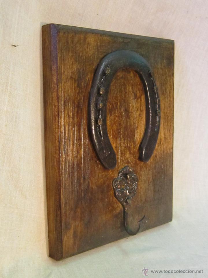 Vintage: PERCHA DE PARED CON HERRADURA EN HIERRO Y MADERA - Foto 1