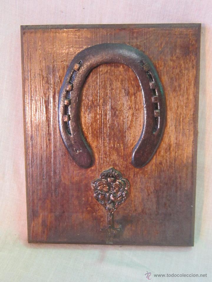Vintage: PERCHA DE PARED CON HERRADURA EN HIERRO Y MADERA - Foto 2