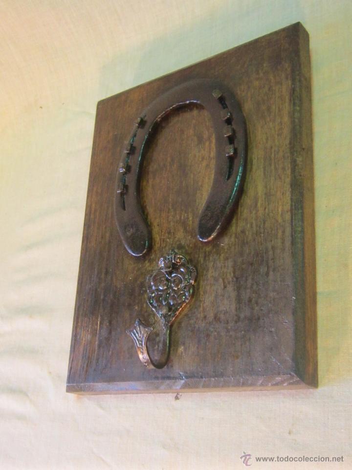 Vintage: PERCHA DE PARED CON HERRADURA EN HIERRO Y MADERA - Foto 4