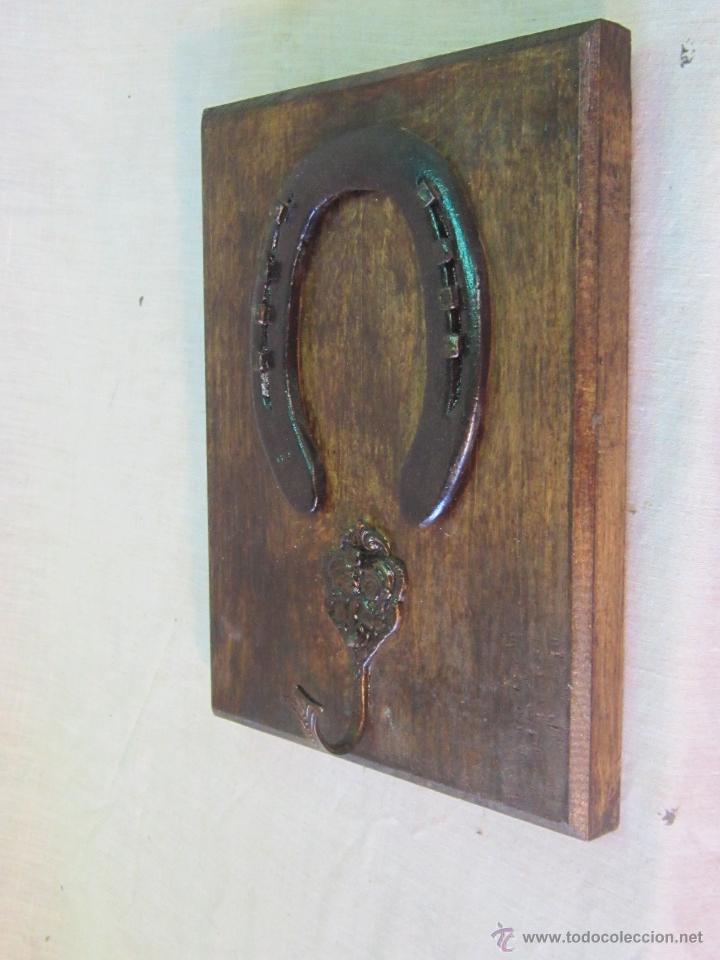 Vintage: PERCHA DE PARED CON HERRADURA EN HIERRO Y MADERA - Foto 5