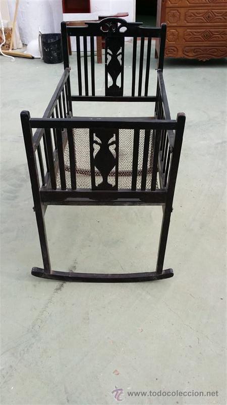 Vintage: cuna de madera antigua - Foto 2