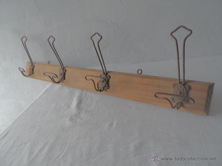 Vintage: PERCHERO PERCHA 4 GANCHOS METAL Y MADERA - Foto 1