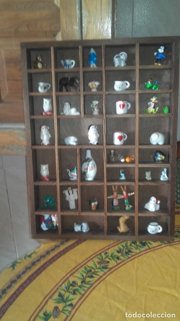 preciosa estanteria de madera con figuritas min - en