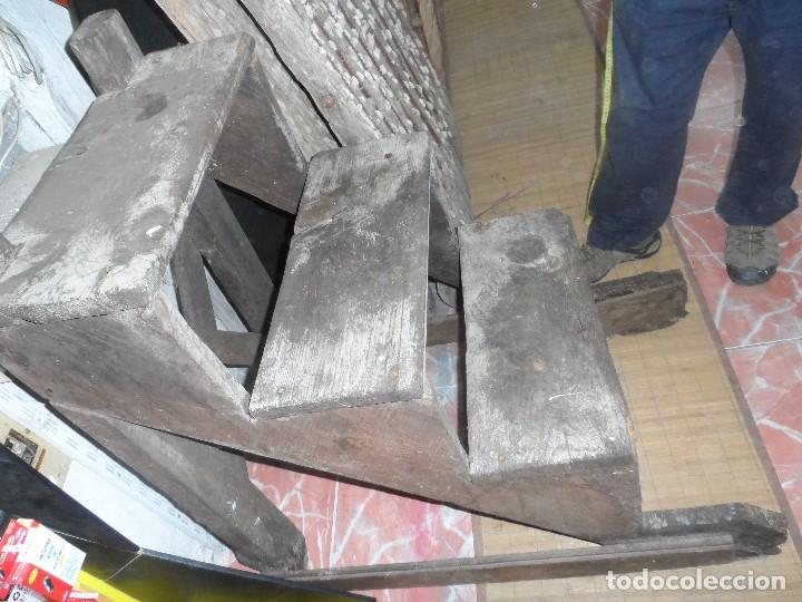 Vintage: escalera de bodega antiguo - Foto 2