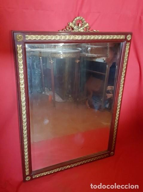 Vintage: G Espejo biselado con marco de madera con copete. - Foto 1