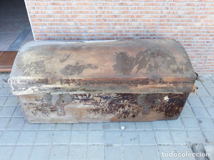Vintage: arca antigua de madera y piel - Foto 1