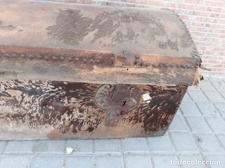 Vintage: arca antigua de madera y piel - Foto 3