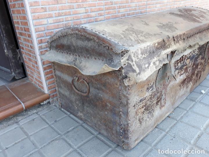 Vintage: arca antigua de madera y piel - Foto 4