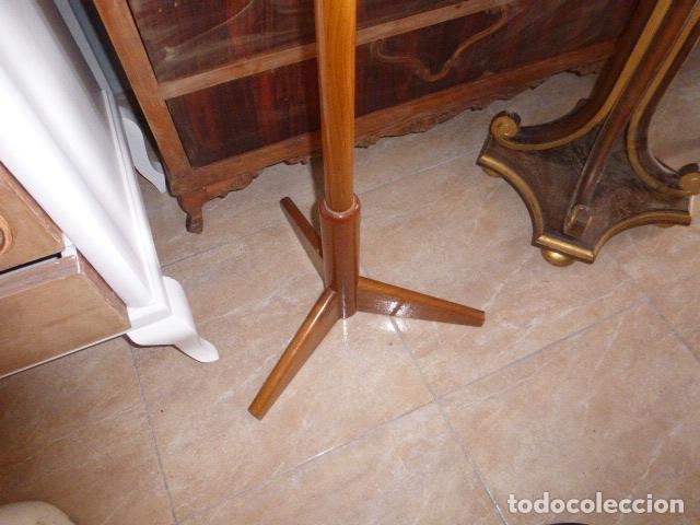 Vintage: PERCHERO DE PIE CON 6 GANCHOS EN MADERA - Foto 2